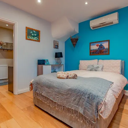 Charming 2-bed Flat With Garden Bristol