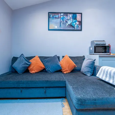 Charming 2-bed Flat With Garden *