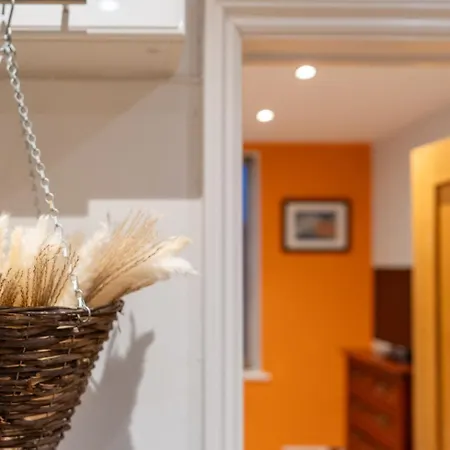 Charming 2-bed Flat With Garden
