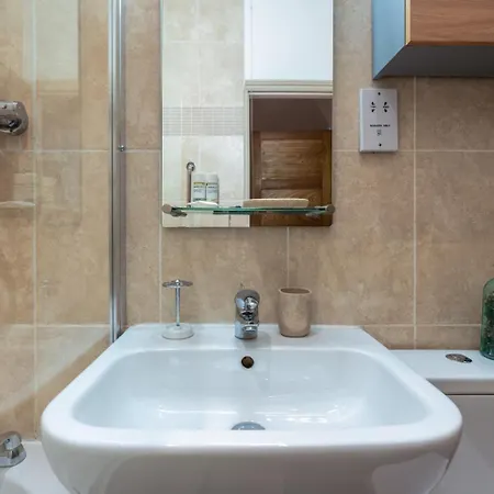 Charming 2-bed Flat With Garden