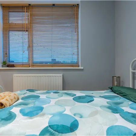 Charming 2-bed Flat With Garden *